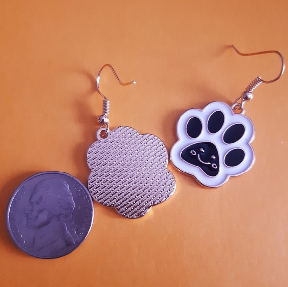 Dangling Paw Shaped Toe Beans Design Earrings 🐾 - Picture 3 of 4
